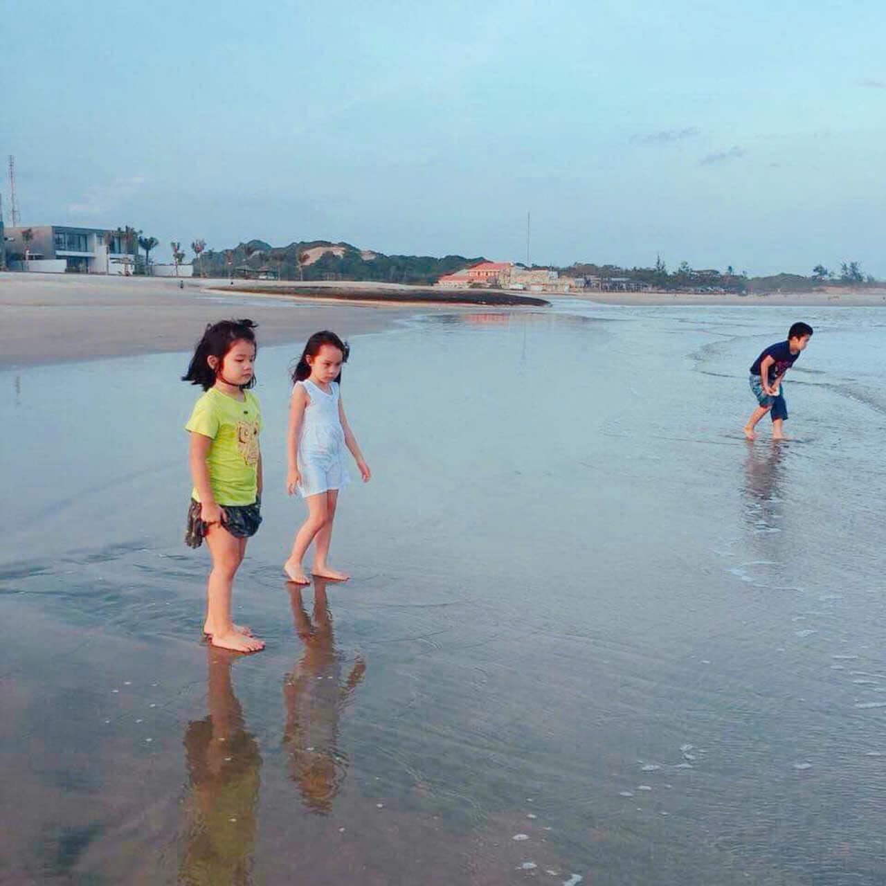 Bãi biển riêng của resort Hồ Tràm Sanctuary rất dài, tha hồ cho các bé chơi Bãi biển riêng của resort Hồ Tràm Sanctuary rất dài, tha hồ cho các bé chơi