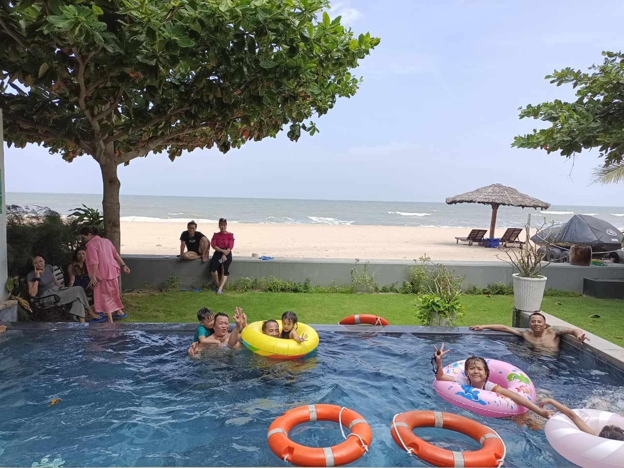 Đại gia đình vui chơi tại hồ bơi riêng trong villa resort Sanctuary Đại gia đình vui chơi tại hồ bơi riêng trong villa resort Sanctuary