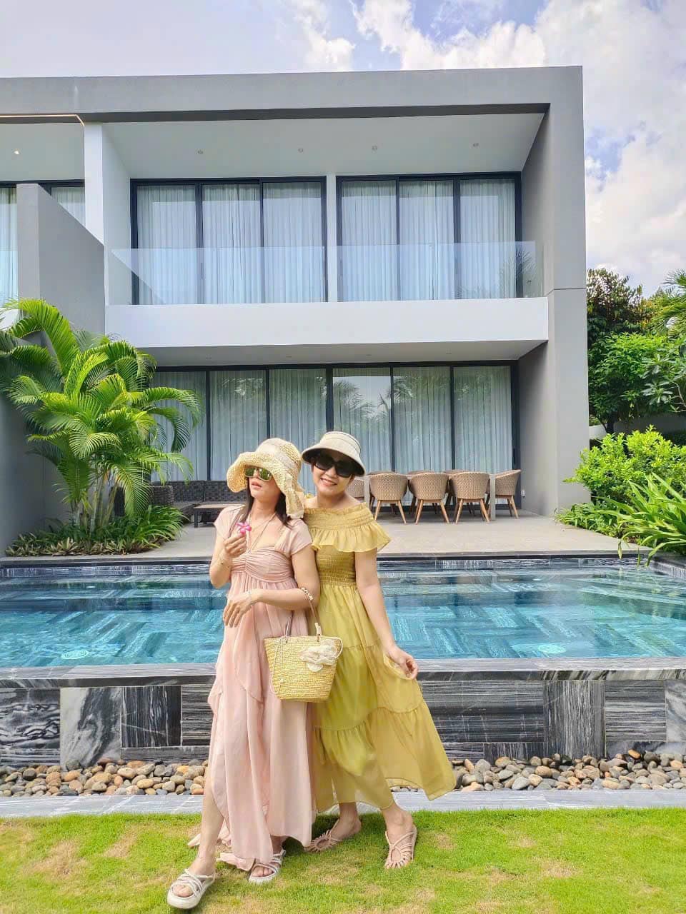 Khách chụp hình kỷ niệm tại một villa 3 phòng ngủ trong resort Sanctuary Khách chụp hình kỷ niệm tại một villa 3 phòng ngủ trong resort Sanctuary