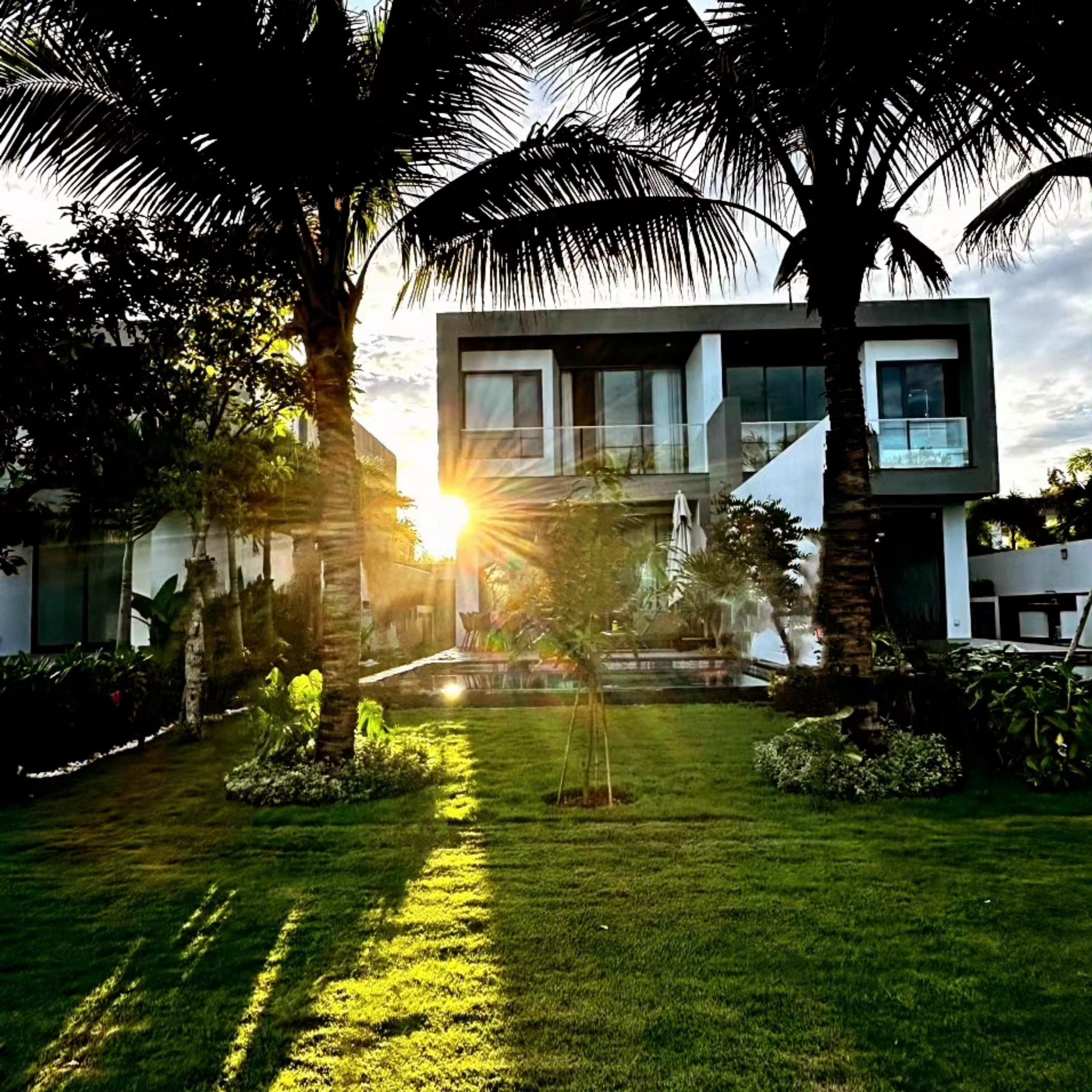 Villa trong Resort Sanctuary Hồ Tràm thật đẹp trong ánh hoàng hôn Villa trong Resort Sanctuary Hồ Tràm thật đẹp trong ánh hoàng hôn