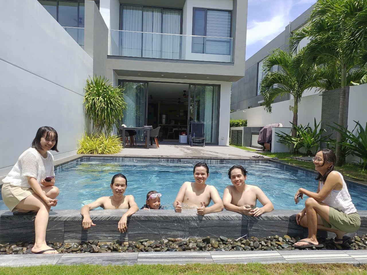 Du khách vui đùa trong hồ bơi riêng tại Villa Sanctuary Hồ Tràm Du khách vui đùa trong hồ bơi riêng tại Villa Sanctuary Hồ Tràm