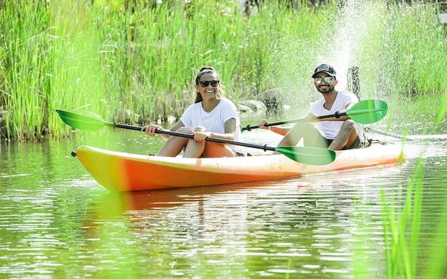 Du khách chèo thuyền kayak trong Hồ Tràm Sanctuary resort Du khách chèo thuyền kayak trong Hồ Tràm Sanctuary resort