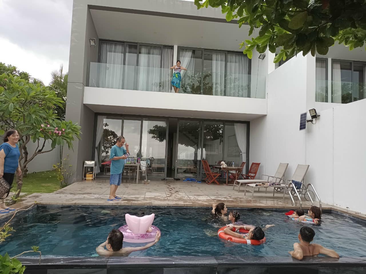 Du khách vui chơi tại hồ bơi riêng của Villa mặt biển Sanctuary Hồ Tràm Du khách vui chơi tại hồ bơi riêng của Villa mặt biển Sanctuary Hồ Tràm