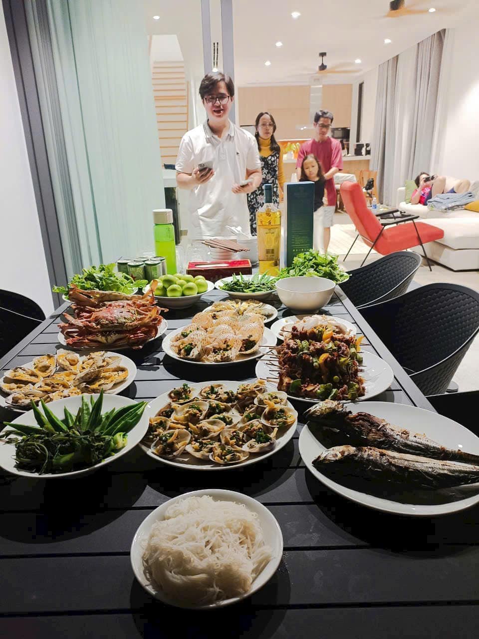 Khách dùng tiệc BBQ ngoài trời tại Villa Sanctuary Khách dùng tiệc BBQ ngoài trời tại Villa Sanctuary