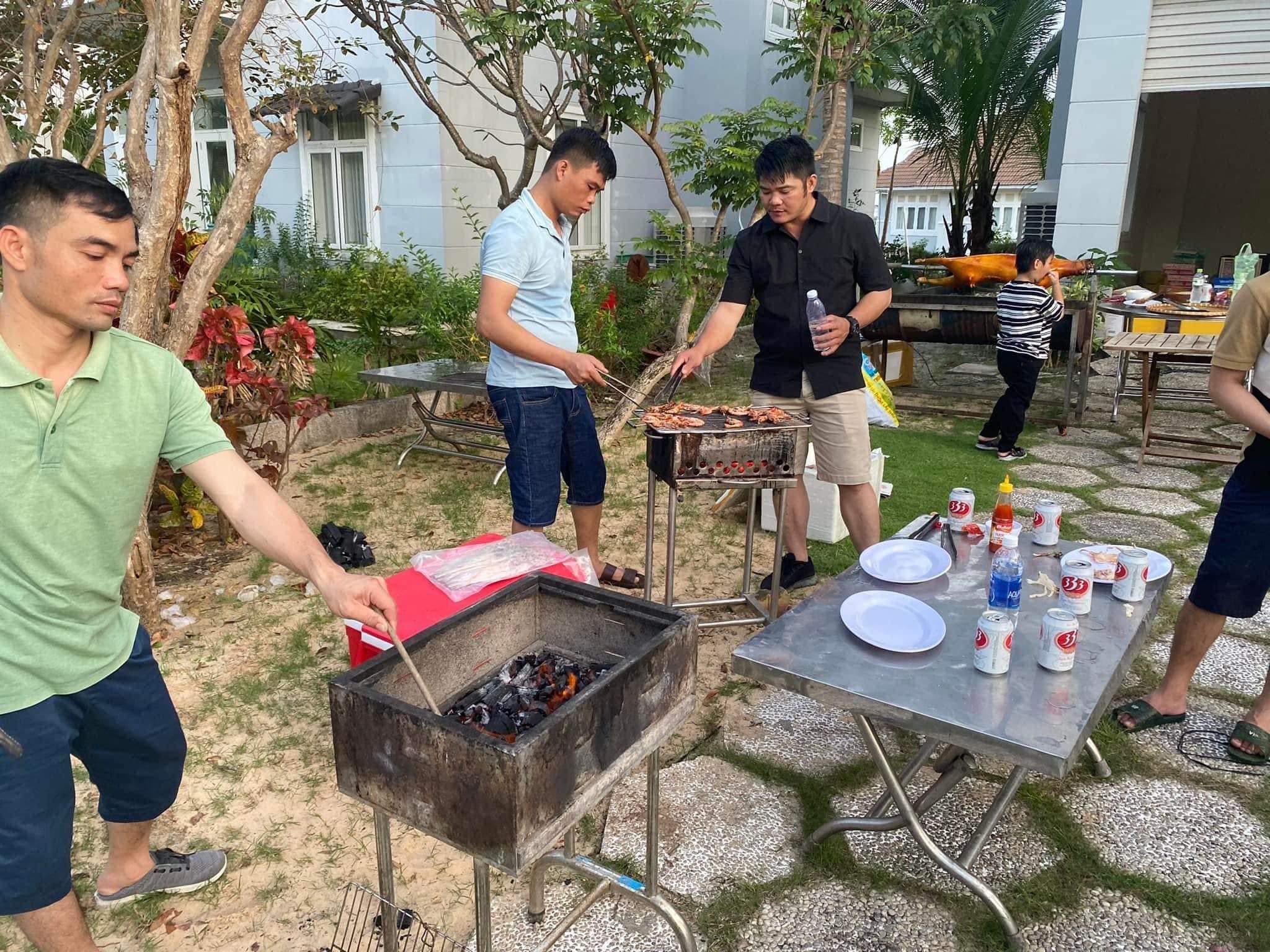 Khách làm tiệc BBQ ngoài trời tại Villa Sea Links Mũi Né Khách làm tiệc BBQ ngoài trời tại Villa Sea Links Mũi Né