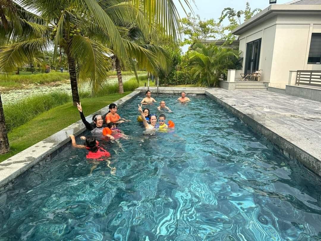 Khách vui chơi trong hồ bơi riêng tại Coastar Hồ Tràm resort Khách vui chơi trong hồ bơi riêng tại Coastar Hồ Tràm resort