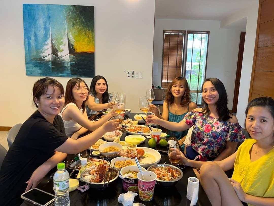 Khách dùng bữa trong villa Coastar resort Khách dùng bữa trong villa Coastar resort