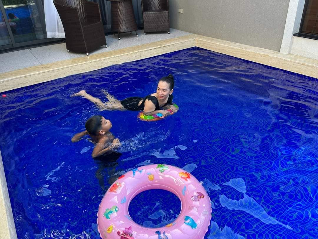 Khách tắm tự do trong hồ bơi riêng của villa Khách tắm tự do trong hồ bơi riêng của villa