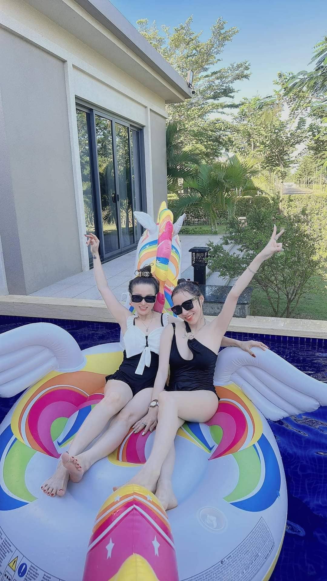 Khách vui chơi trong hồ bơi riêng của Villa Coastar Hồ Tràm 3 phòng ngủ - HV016 Khách vui chơi trong hồ bơi riêng của Villa Coastar Hồ Tràm 3 phòng ngủ - HV016