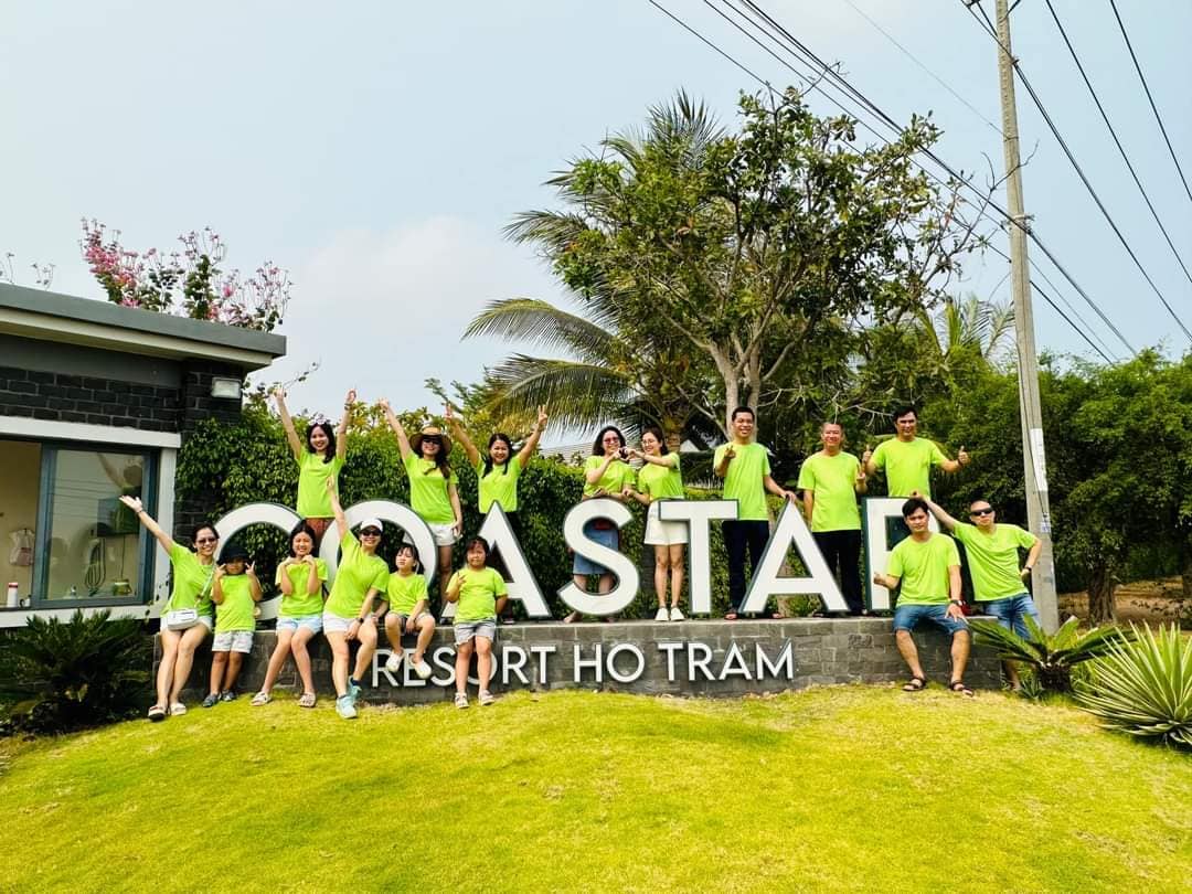 Khách chụp hình check-in tại Coastar Resort Hồ Tràm Khách chụp hình check-in tại Coastar Resort Hồ Tràm