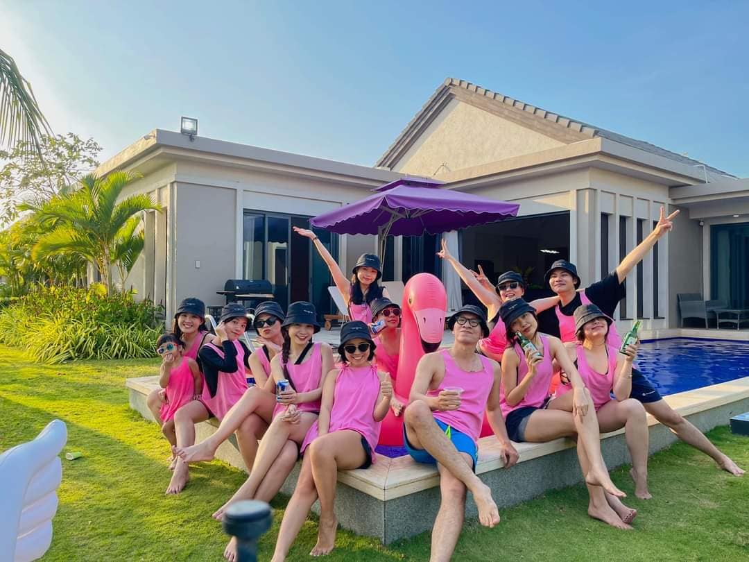 Khách chụp hình nhóm tuyệt đẹp tại Villa Coastar Hồ Tràm 3 phòng ngủ - HV016 Khách chụp hình nhóm tuyệt đẹp tại Villa Coastar Hồ Tràm 3 phòng ngủ - HV016