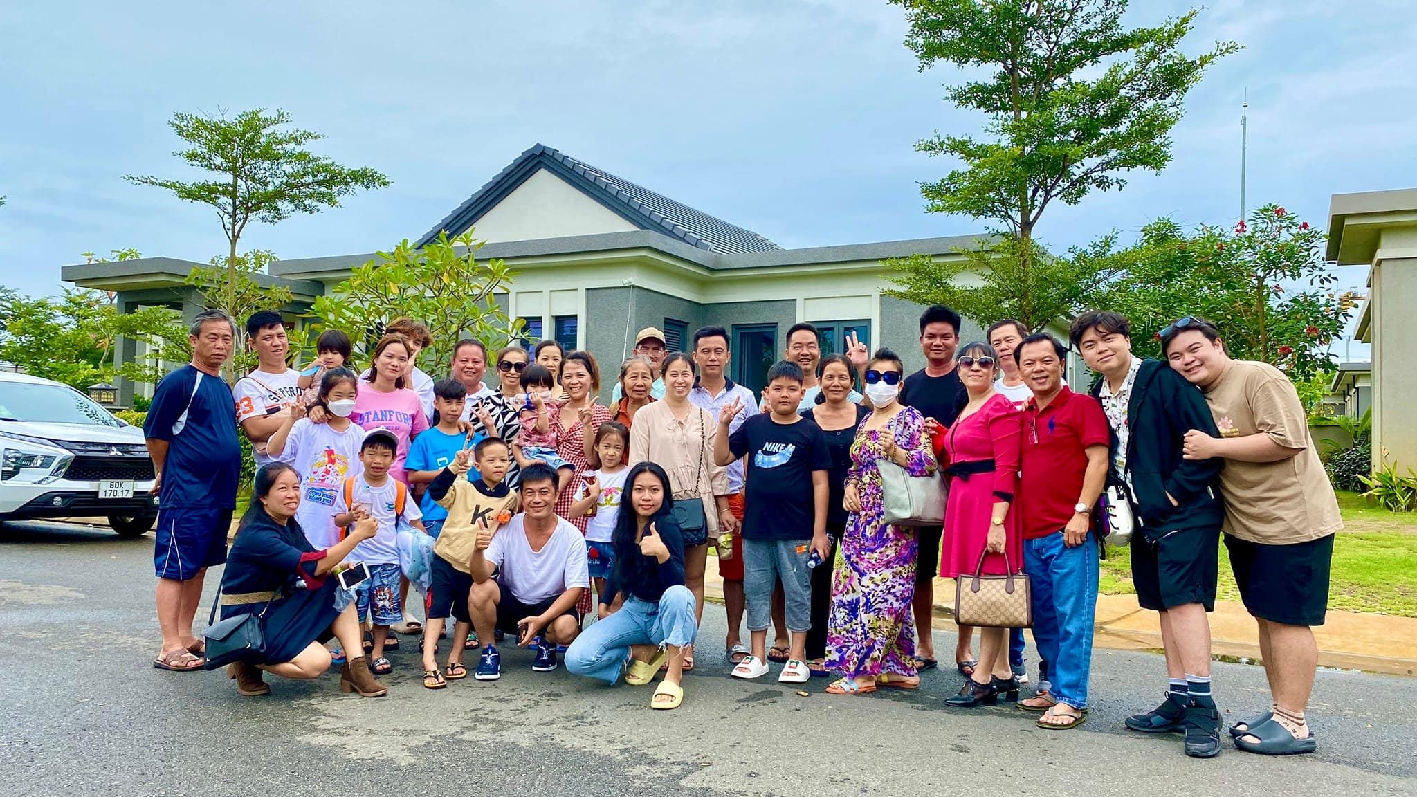 Đoàn khách chụp hình lưu niệm tại Villa Coastar Hồ Tràm Đoàn khách chụp hình lưu niệm tại Villa Coastar Hồ Tràm