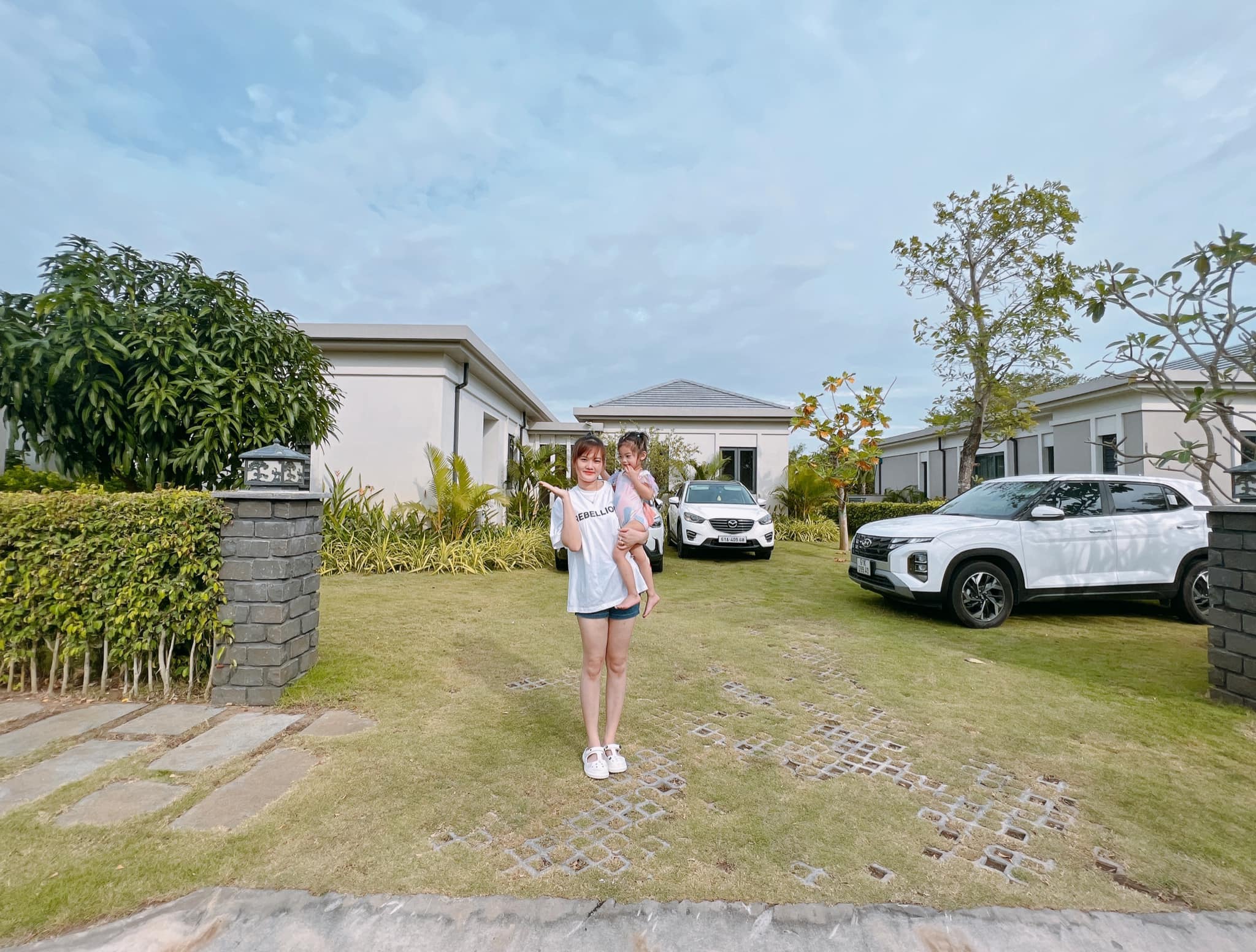 Khách chụp hình kỷ niệm tại khu Villa Coastar Hồ Tràm Khách chụp hình kỷ niệm tại khu Villa Coastar Hồ Tràm