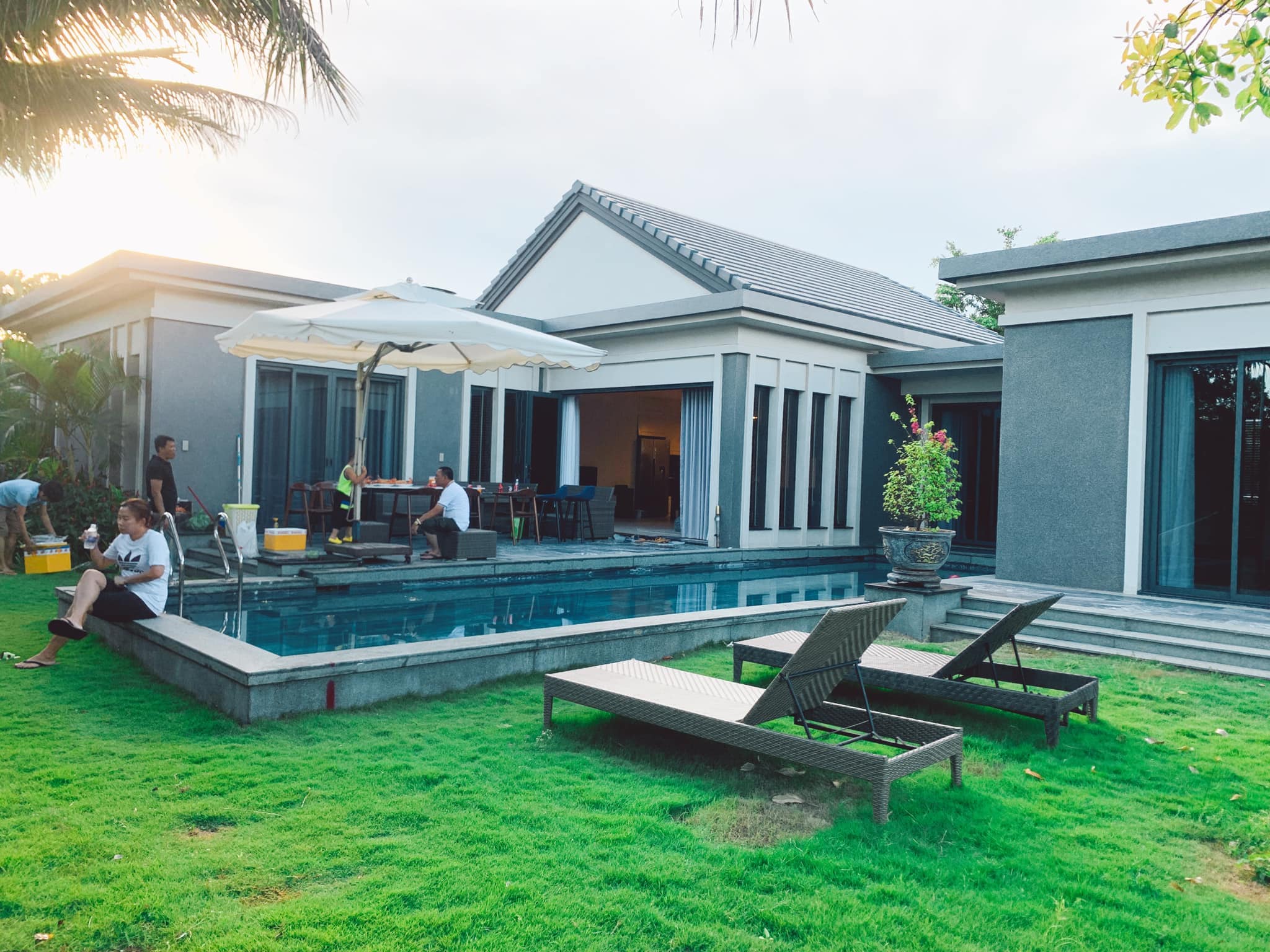 Sân vườn và hồ bơi rộng lớn ở villa Hồ Tràm 3 phòng ngủ trong khu Coastar resort Sân vườn và hồ bơi rộng lớn ở villa Hồ Tràm 3 phòng ngủ trong khu Coastar resort