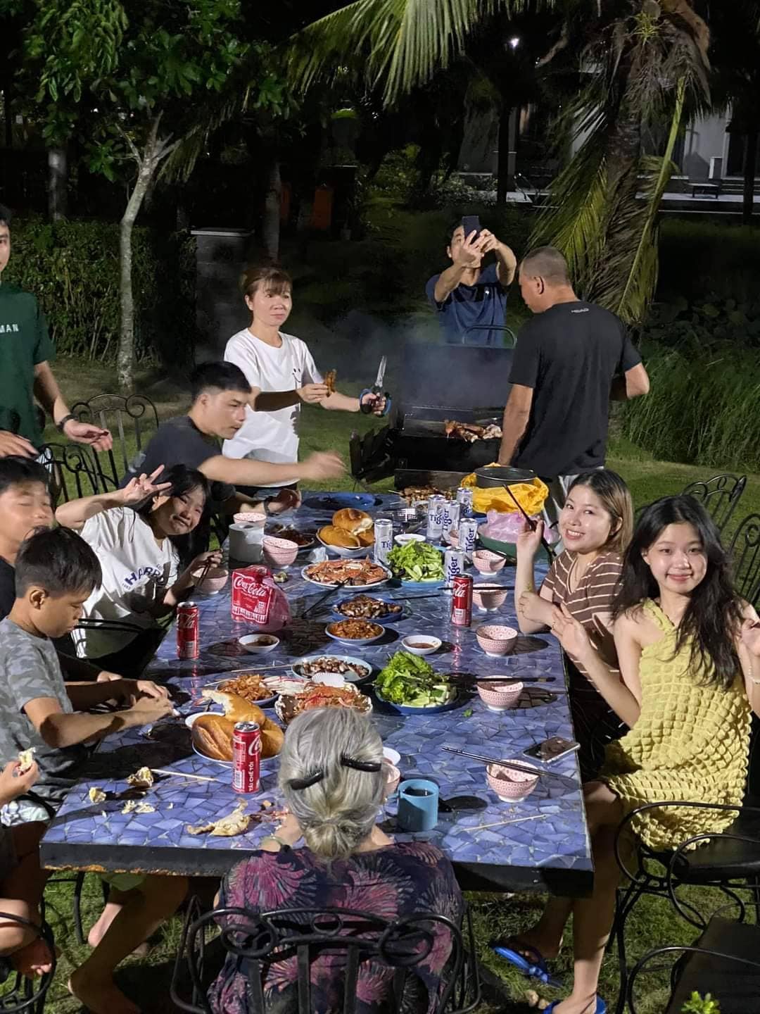 Khách ăn tiệc BBQ tại villa Hồ Tràm 3 phòng ngủ khu Coastar resort Khách ăn tiệc BBQ tại villa Hồ Tràm 3 phòng ngủ khu Coastar resort