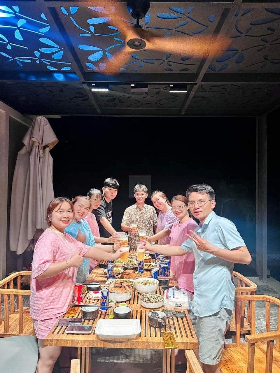 Khách dùng tiệc ngoài trời tại một villa Hồ Tràm Khách dùng tiệc ngoài trời tại một villa Hồ Tràm