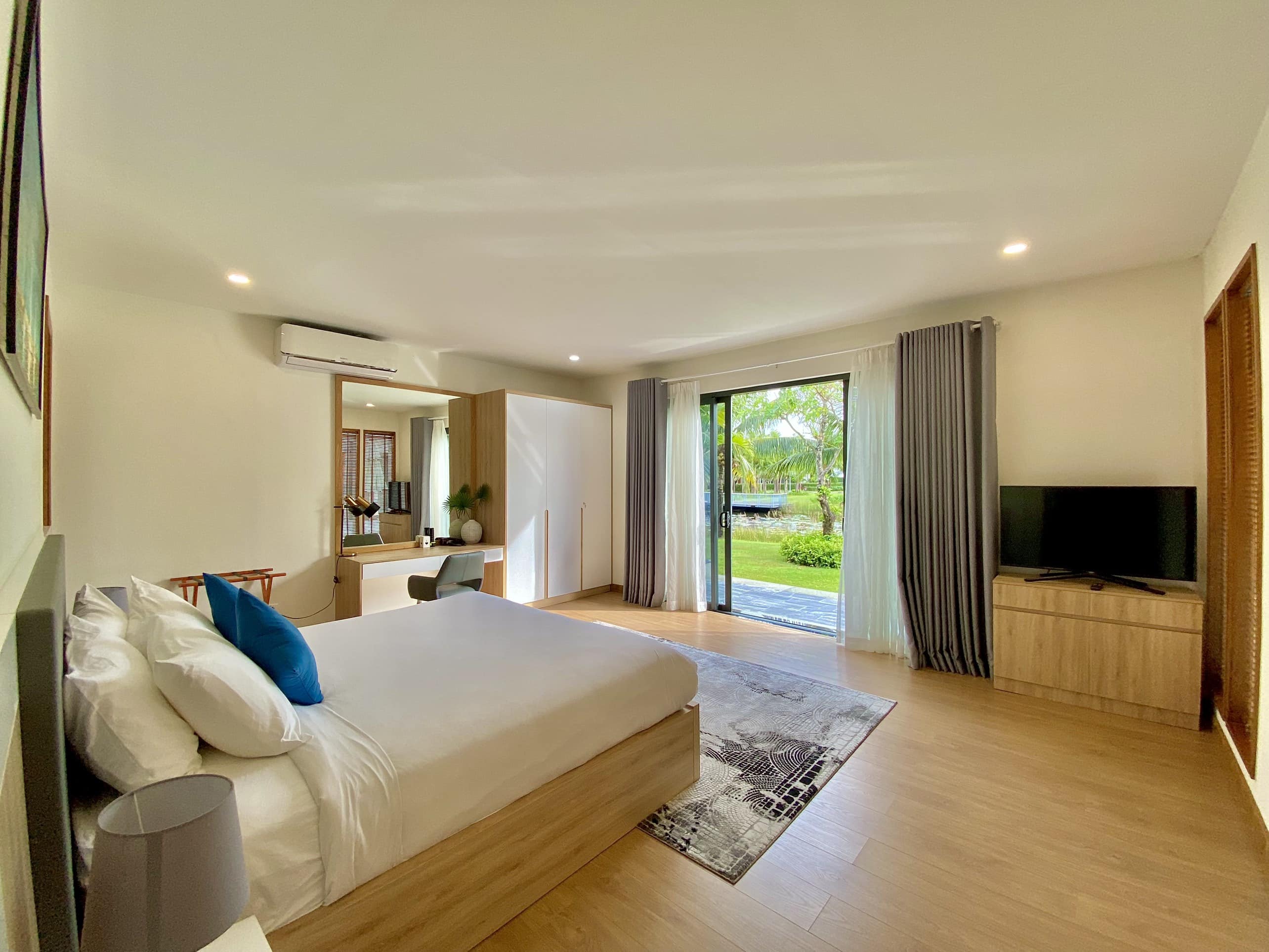 Nội thất phòng ngủ rất sang trọng trong một căn Villa Hồ Tràm có hồ bơi riêng Nội thất phòng ngủ rất sang trọng trong một căn Villa Hồ Tràm có hồ bơi riêng