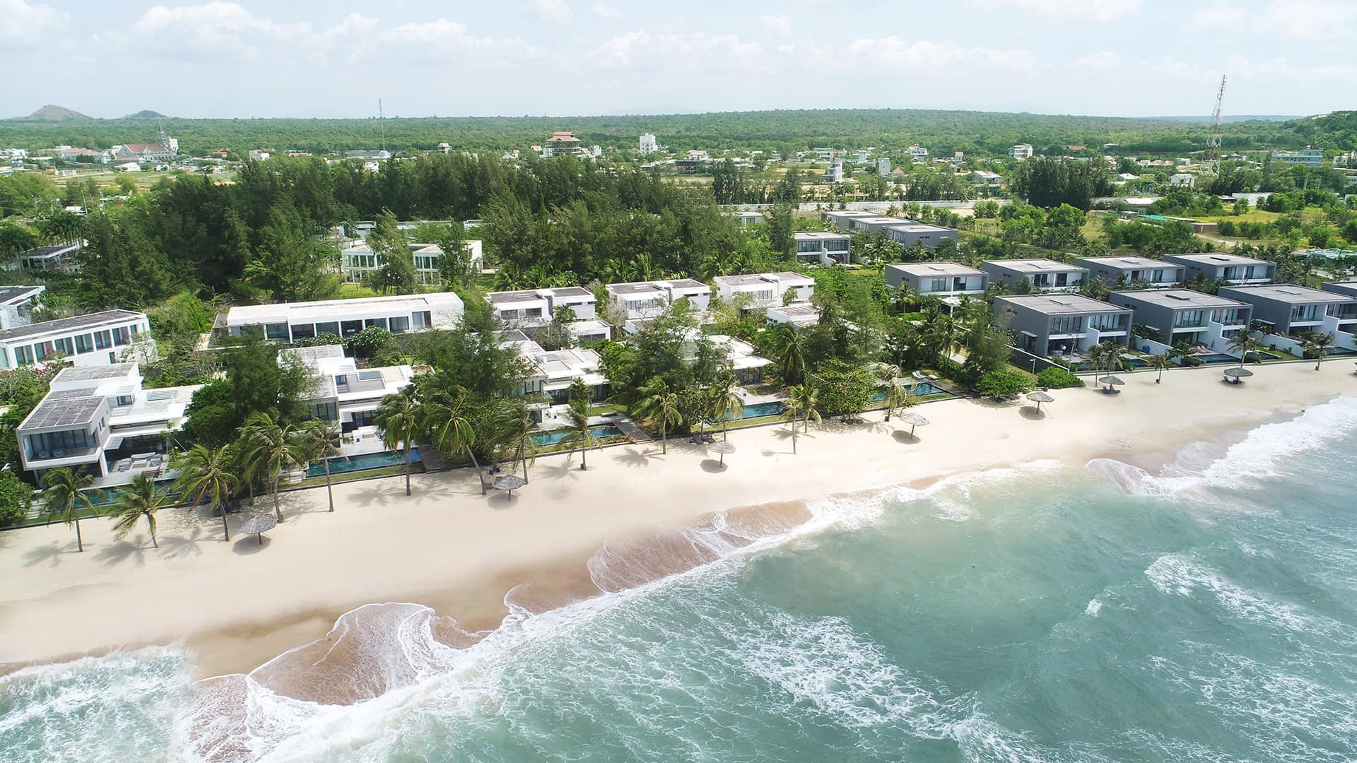 Dãy Villa mặt biển Sanctuary Hồ Tràm nhìn từ phía biển vào Dãy Villa mặt biển Sanctuary Hồ Tràm nhìn từ phía biển vào