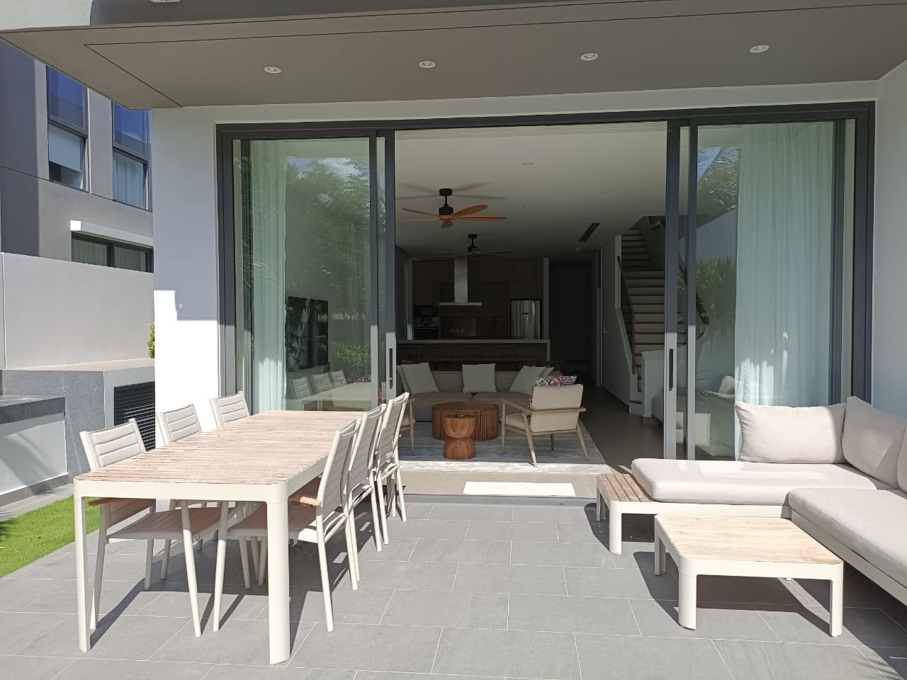 Nội ngoại thất tầng trệt của villa 3 phòng ngủ trong khu Sanctuary Hồ Tràm Nội ngoại thất tầng trệt của villa 3 phòng ngủ trong khu Sanctuary Hồ Tràm