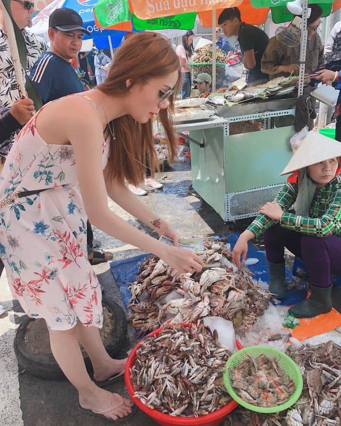 Khách mua hải sản tại chợ hải sản Hồ Tràm Khách mua hải sản tại chợ hải sản Hồ Tràm