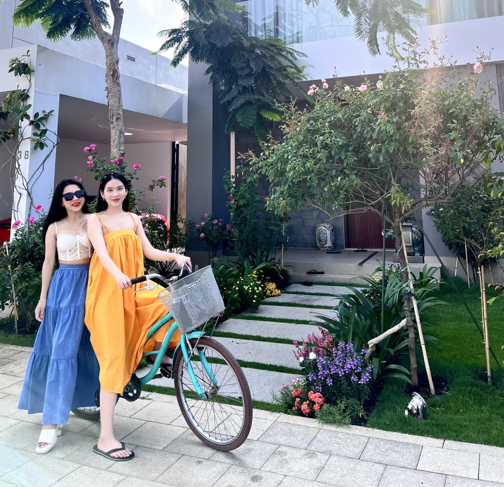 Du khách đạp xe trong khuôn viên Villa Sanctuary Hồ Tràm 3 phòng ngủ – HV010 Du khách đạp xe trong khuôn viên Villa Sanctuary Hồ Tràm 3 phòng ngủ – HV010