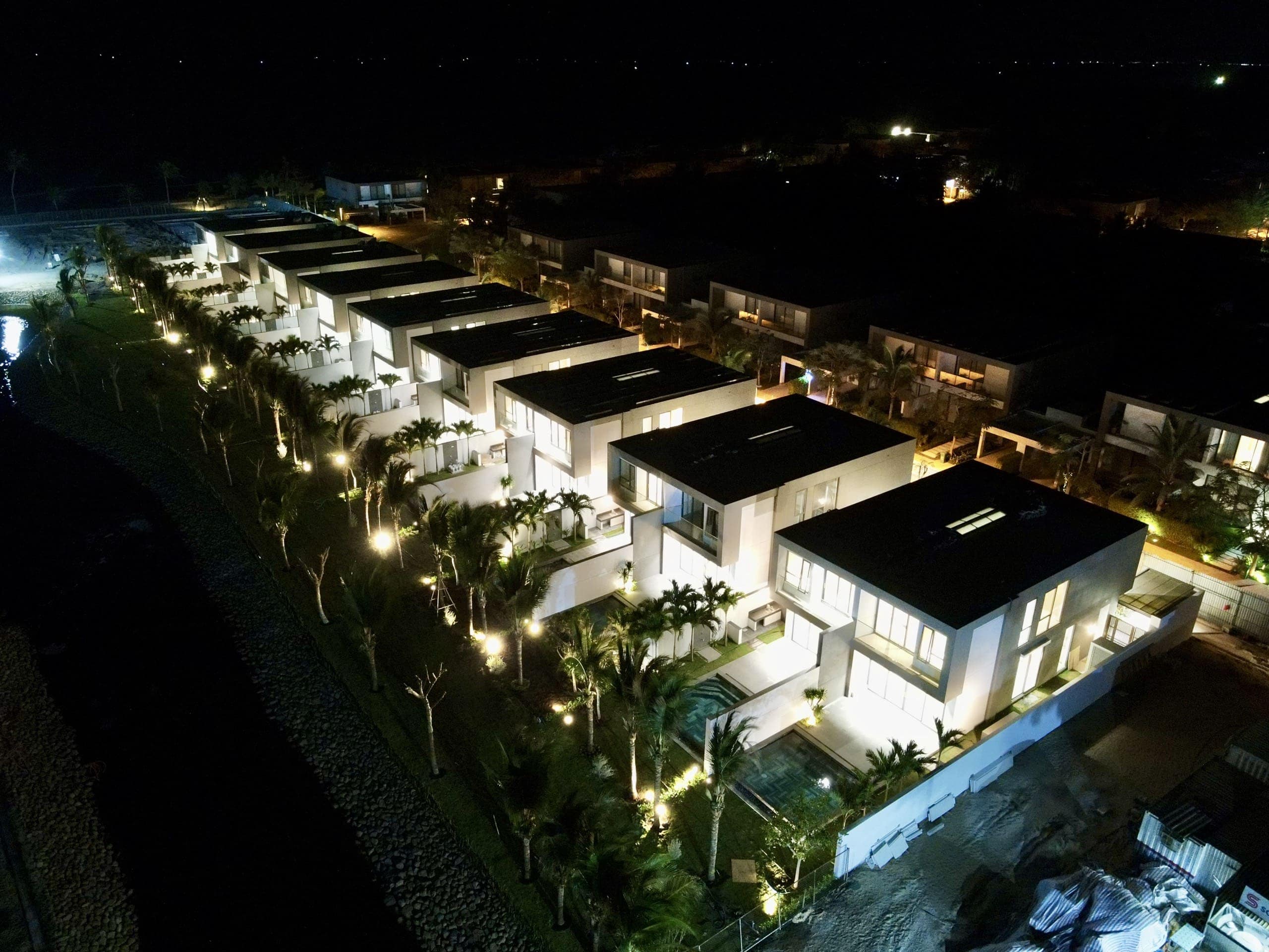 Villa trong Resort Sanctuary Hồ Tràm lung linh về đêm Villa trong Resort Sanctuary Hồ Tràm lung linh về đêm