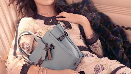 Thương hiệu chuyên về túi xách Coach bắt đầu chiến dịch mới với nữ ca sĩ Selena Gomez