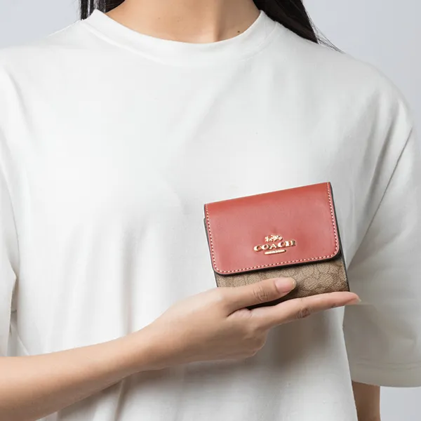 Ví da nữ Coach logo vàng nổi bật