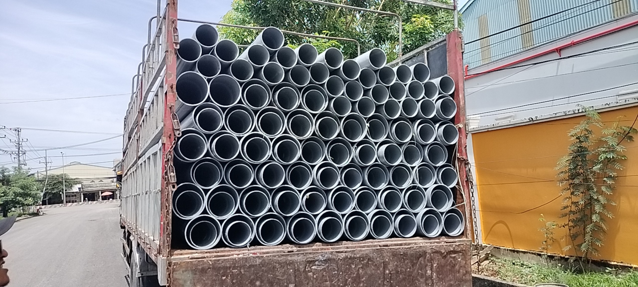 Ống nhựa PVC 200 Đệ Nhất đang được vận chuyển đến công trình của Quý Khách hàng Ống nhựa PVC 200 Đệ Nhất đang được vận chuyển đến công trình của Quý Khách hàng