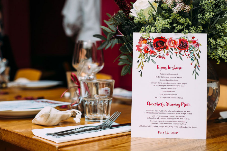 menu và thẻ tên trang trí bàn tiệc