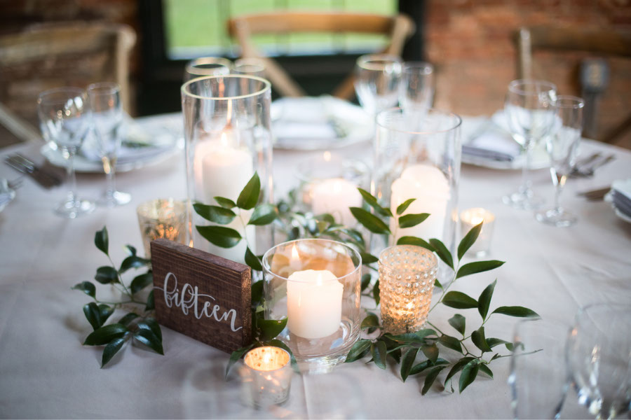 Nến và chân nến trang trí bàn tiệc