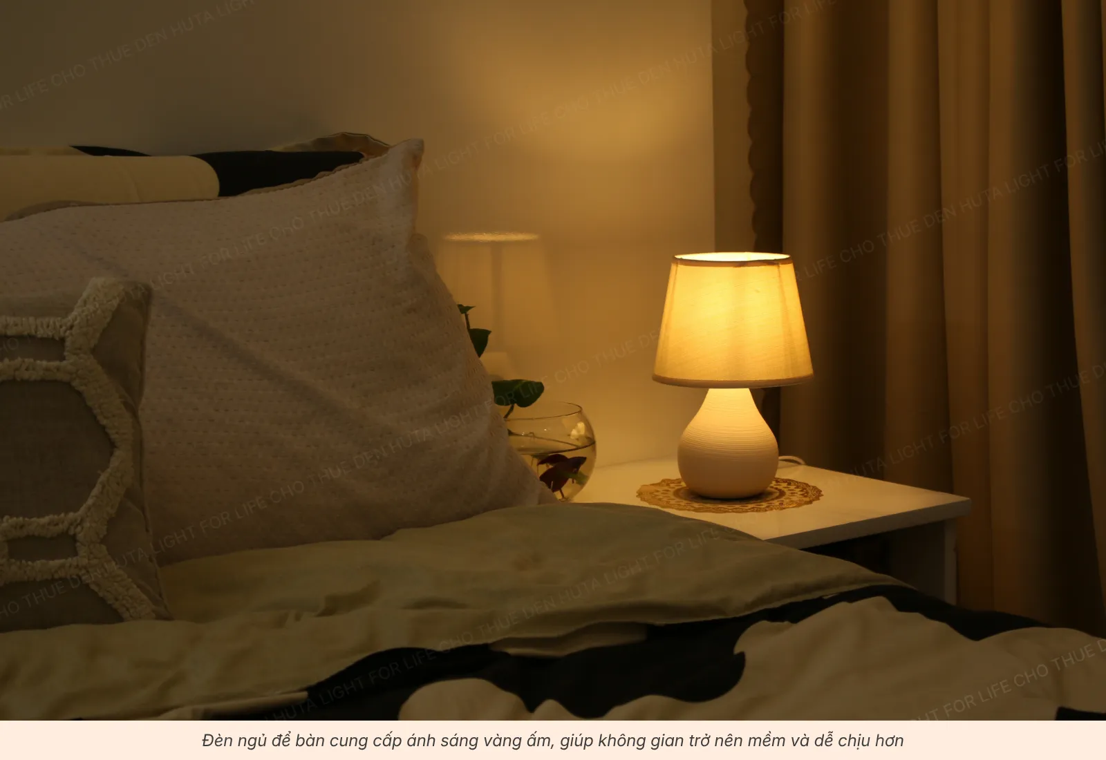 1.2 Đèn ngủ để bàn – ánh sáng ấm, tạo không gian