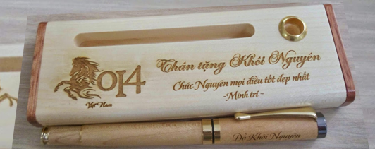 Viết gỗ chạm khắc độc đáo