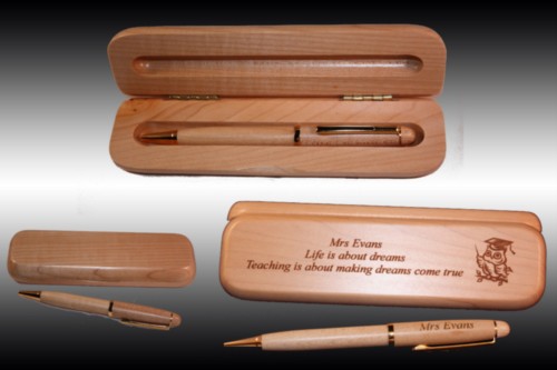 Thông điệp được chạm khắc trên hộp viết