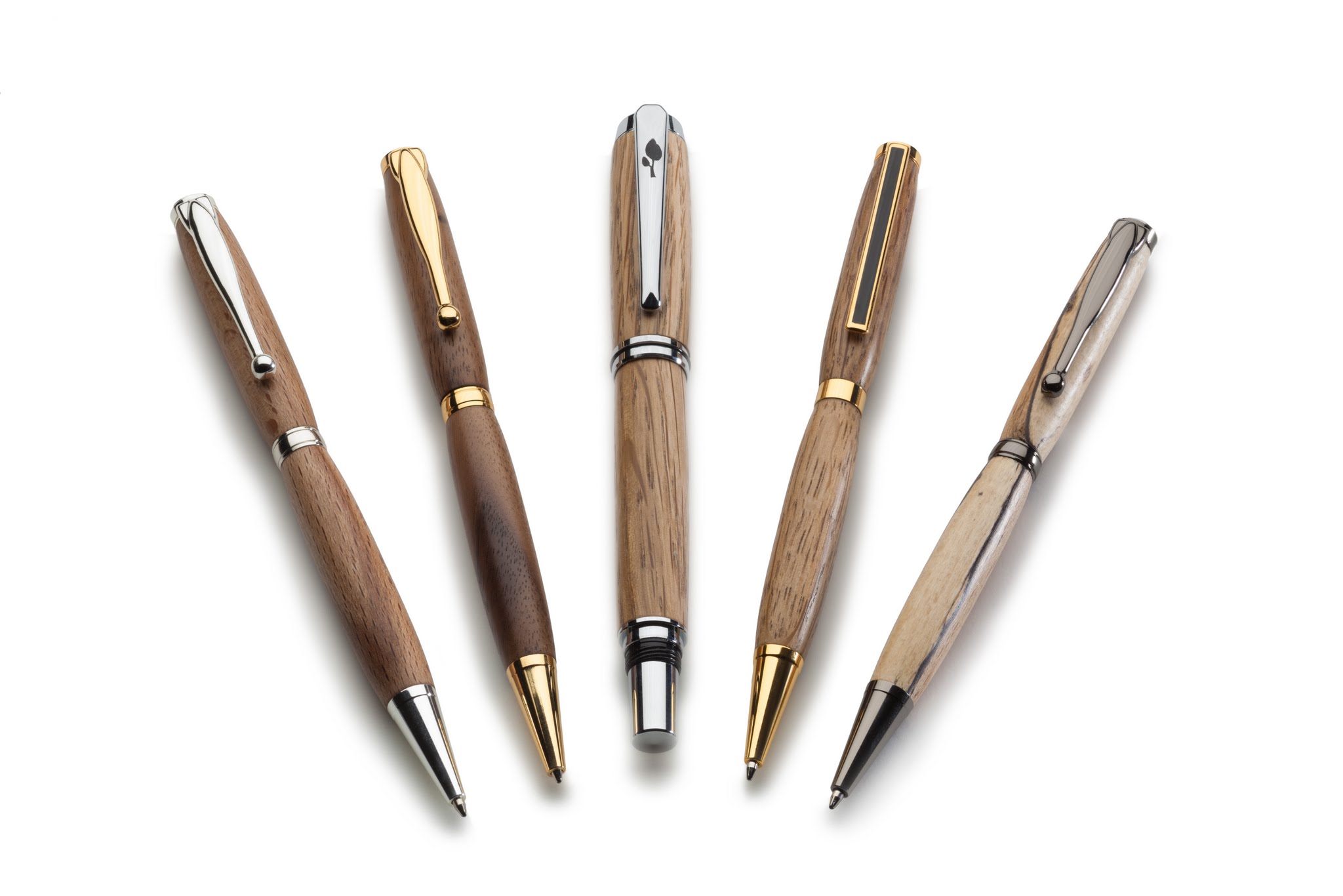 Viết bằng gỗ chuẩn bị khắc tên