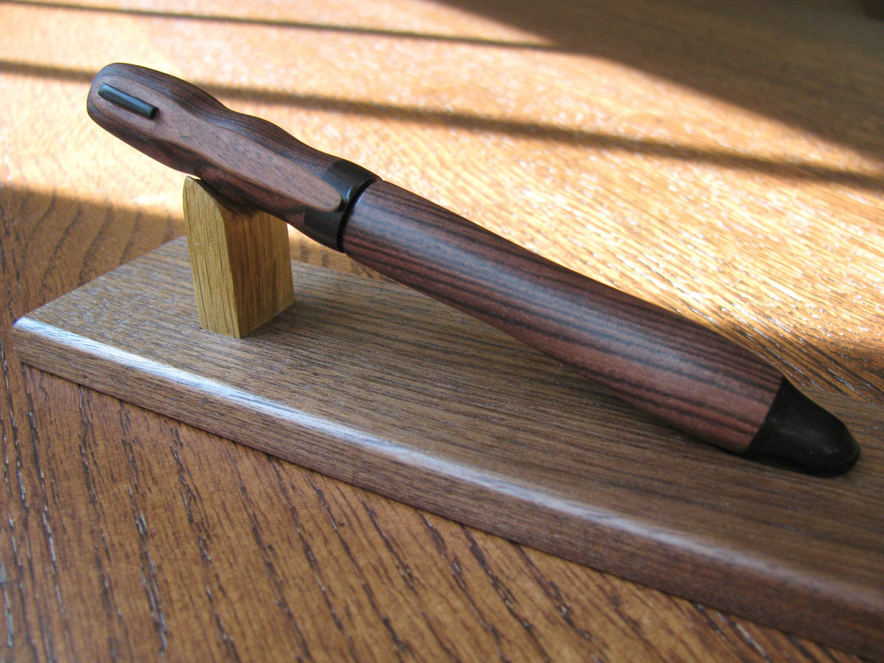 Viết gỗ kèm đế sang trọng