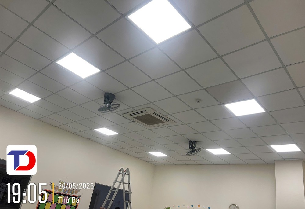 Tâm Đức Tech lắp đặt đèn LED Panel P08 600x600/50W Rạng Đông tại trường học