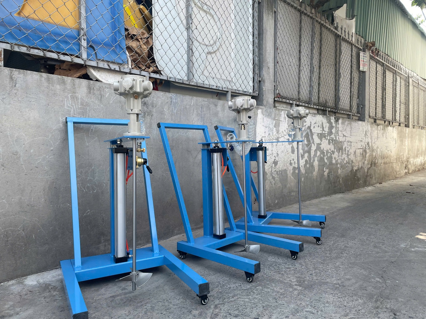 Các loại máy khuấy trộn hóa chất nâng hạ tự động