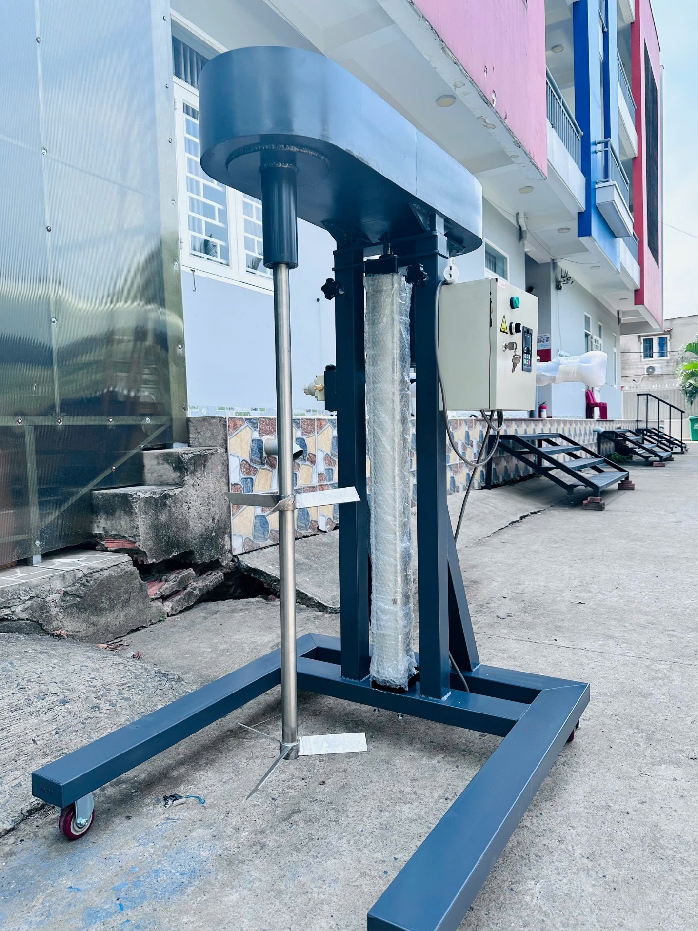 Các loại máy khuấy trộn hóa chất nâng hạ tự động