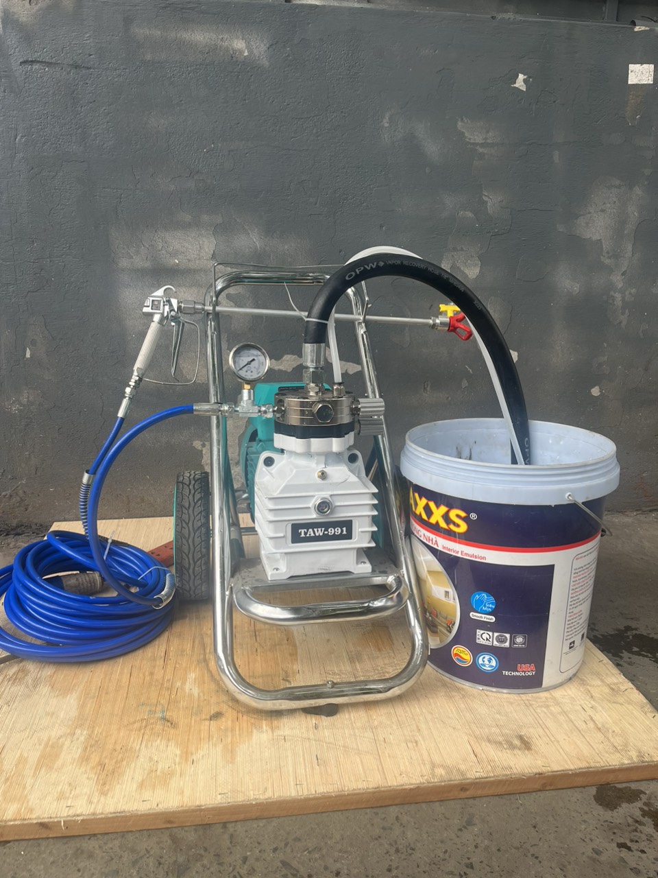 Máy phun sơn tường