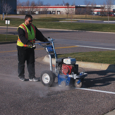 Máy phun vạch kẻ đường thiết bị được sử dụng phổ biến hiện nay giúp việc làm đường trở nên dễ dàng hơn