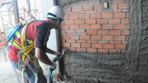 Thắt dây an toàn khi sử dụng máy phun vữa