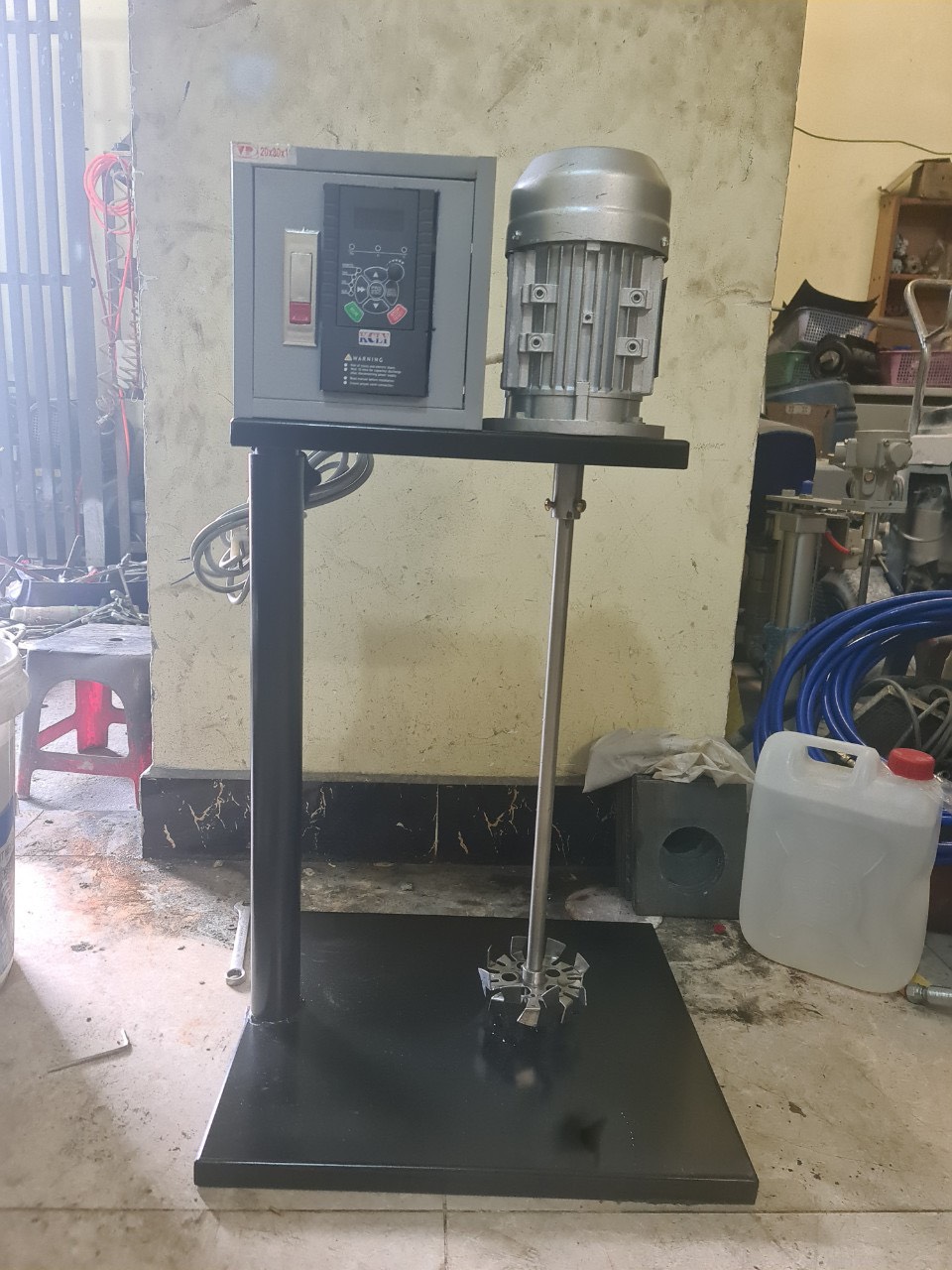 ứng dụng Máy Khuấy Sơn Nâng Hạ Tự Động Thùng 20 Lít