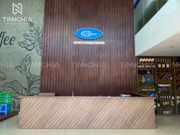 VÁCH NGĂN NHỰA GIẢ GỖ TÂN UYÊN