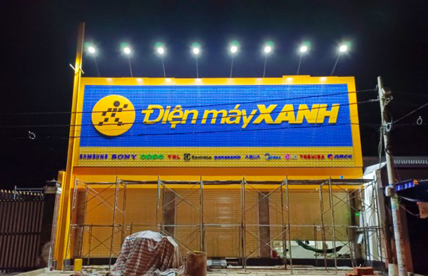 Biển hiệu cửa hàng điện máy đẹp - Chữ nổi gắn nền thanh lam đục lỗ độc lạ (Ảnh sưu tầm)
