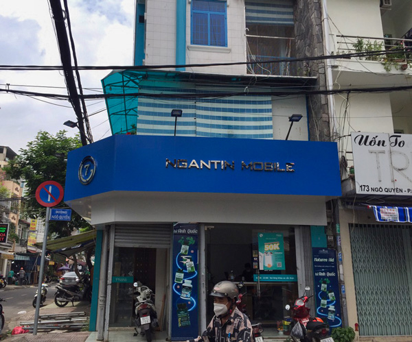 Bảng hiệu ốp alu chữ nổi inox trắng sang trọng, tinh gọn cho cửa hàng điện thoại (Ảnh sưu tầm)