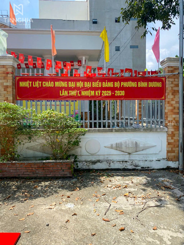 Băng rôn in bạt treo hàng rào làm bảng thông tin tuyên truyền