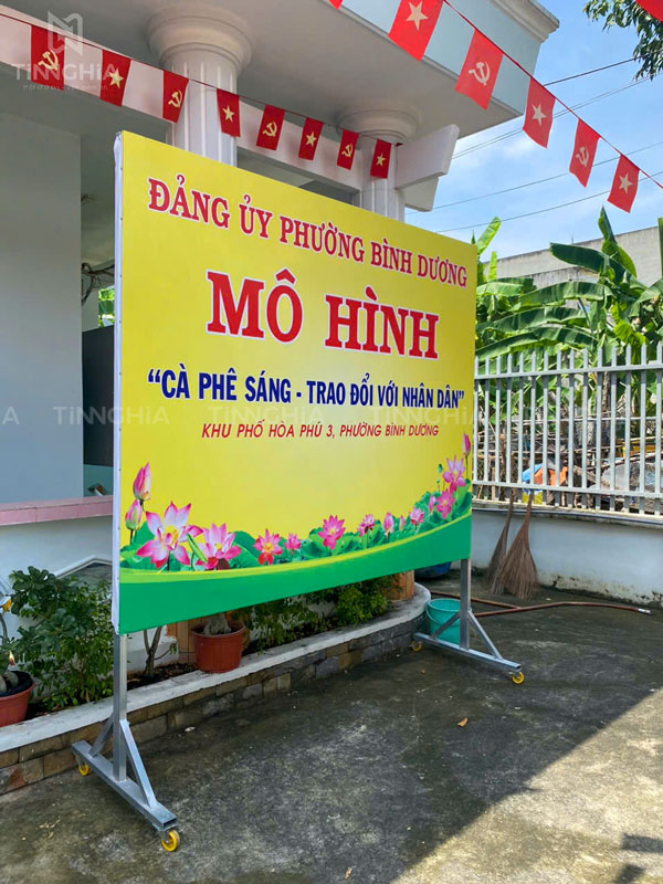 In bạt căng khung sắt có chân bánh lăn tùy chỉnh