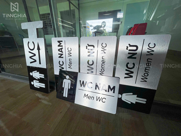 Làm biển báo chỉ dẫn nhà vệ sinh - bảng Alu xước dán decal