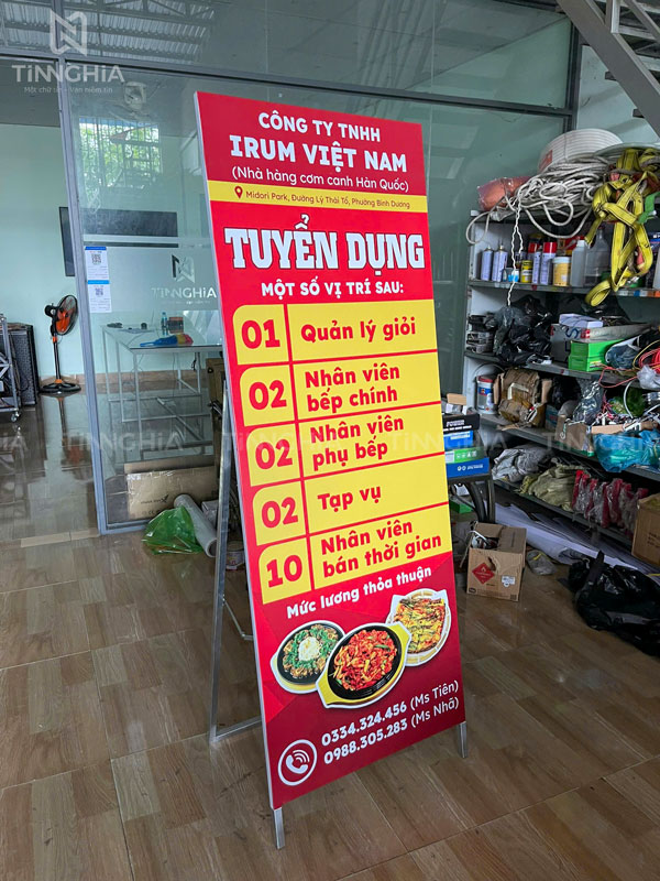 Biển bạt căng khung sắt đứng làm standee tuyển dụng bắt mắt giá rẻ
